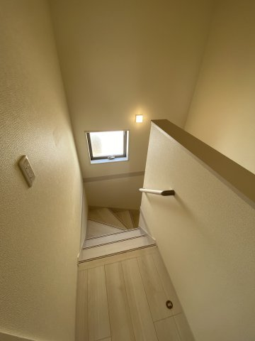 【いわき市四倉町上仁井田／全6棟／1号棟】　生活施設が徒歩圏内に揃うロケーション！のその他|同施工　◆階段の写真です◆　窓から日が差して足元がしっかり確認できますね♪
さりげなく光があふれ、階段全体を柔らかく照らしています。





