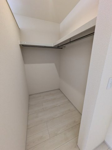 ☆新築デザイナーズ分譲　【いわき市平南白土　全６棟】　4号棟の収納|◆ウォークインクローゼットの写真です◆　季節を問わずにたっぷり収納ができます。冬物の収納にも困りません。お子様のお片付けも上手にできそうです。