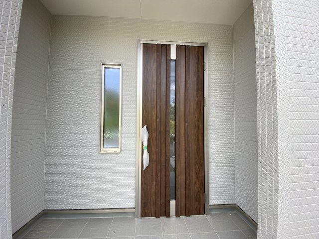 【いわき市常磐下船尾1期／全3棟　2号棟】　オール電化のデザイナーズ新築建売住宅♪♪の玄関|同施工◆玄関の写真です◆
玄関の写真です。断熱玄関ドアなので、冷気や暖気の侵入や流出を抑えてくれます。


