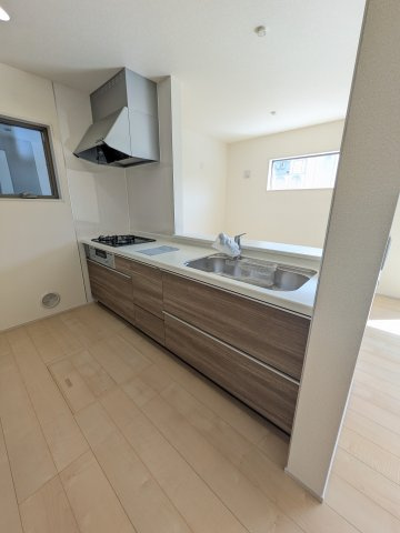 【いわき市常磐下船尾1期／全3棟　1号棟】　磐崎小・磐崎中のキッチン|同施工◆キッチンの写真です◆
料理好きな人必見♪キッチンスペース広々！
対面式キッチンですので、お食事の準備をしながらご家族との会話を楽しめます☆
