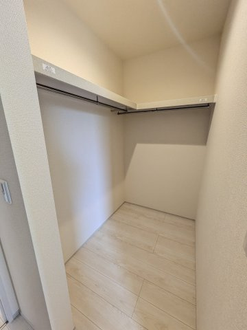 【いわき市四倉町上仁井田／全6棟／4号棟】　＼必ずもらえる！選べる！キャンペーン実施中♪／の収納|◆ウォークインクローゼットの写真です◆　季節を問わずにたっぷり収納ができます。冬物の収納にも困りません。お子様のお片付けも上手にできそうです。