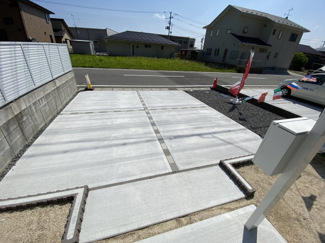 【いわき市四倉町上仁井田／全6棟／4号棟】　＼必ずもらえる！選べる！キャンペーン実施中♪／の駐車場|◆カースペースの写真です◆
陽当りの良い駐車場は週末の洗車も快適です♪お車の他にも、自転車をとめられそうなスペースもございます。
