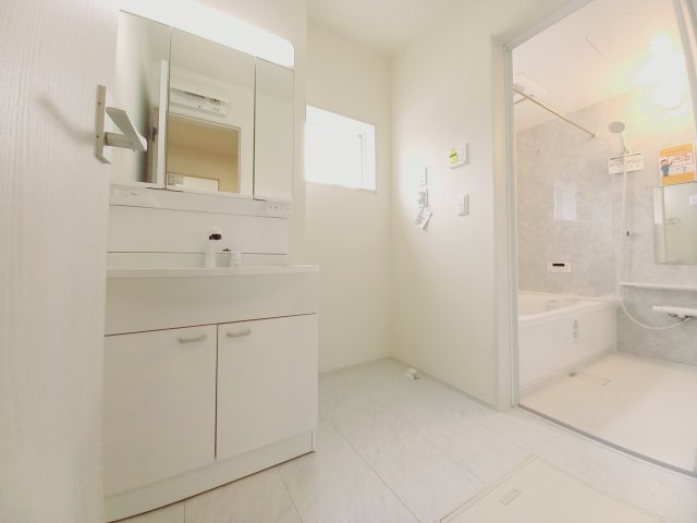 【いわき市久之浜第5】　ご予約受付中！お早めに！　デザイナーズ新築建売住宅☆の独立洗面台|同施工◆洗面所の写真です◆　洗面台は朝をすっきりさせてくれる空間としては大切な空間です。バタバタしている忙しい朝でも収納が多い洗面台では短い時間で効率良く支度ができます。