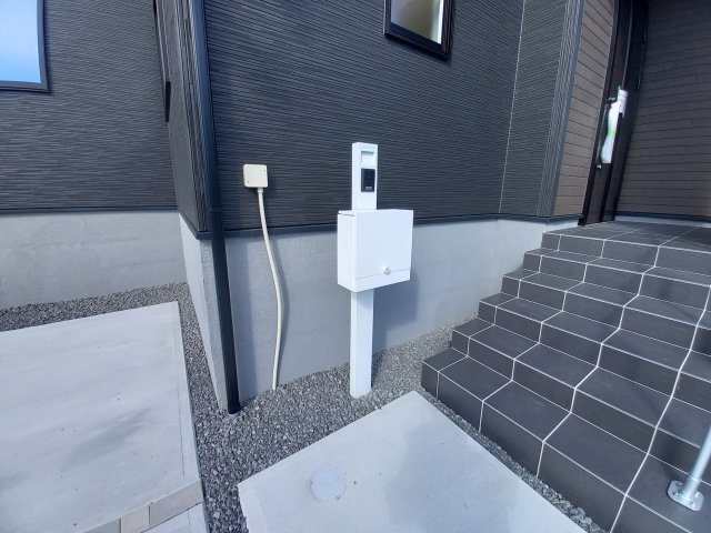 【いわき市久之浜第5】　ご予約受付中！お早めに！　デザイナーズ新築建売住宅☆の玄関|同施工◆一緒に理想の住まいを見つけましょう！（＾＾）
お住まいの相談だけでなく、地域の事についても是非お気軽に尋ねてください！
お問い合わせは不動産プラスまで☆


