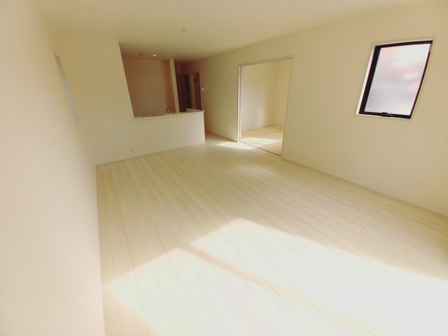 【いわき市久之浜第5】　ご予約受付中！お早めに！　デザイナーズ新築建売住宅☆の居間・リビング|同施工　◆リビングの写真です◆　ホームパーティーも盛り上がりそうなおしゃれなリビング♪　広いリビングで快適に、ゆったりと過ごせますね♪