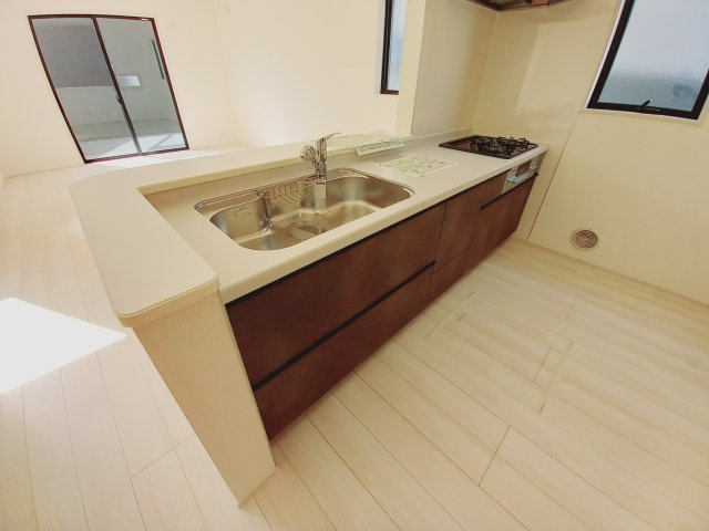 【いわき市久之浜第5】　ご予約受付中！お早めに！　デザイナーズ新築建売住宅☆のキッチン|同施工◆◆キッチンの写真です◆　デザイン性と機能性を兼ね備えたキッチンです。　収納力も大満足◎　対面式キッチンは、家族の会話が途切れませんね♪


