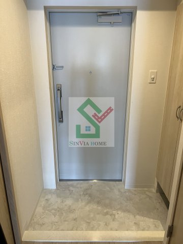 エムクアルト新座の玄関