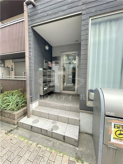 【エントランス】 | Aレガート蕨 | エントランスです