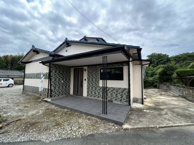 【外観】 | 東萩尾町売家 | 敷地約124坪のゆとりある佇まいで駐車3台以上可能です