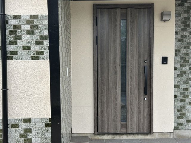 【玄関】 | 東萩尾町売家 | シックなデザインの玄関ドアが迎える落ち着いたエントランス