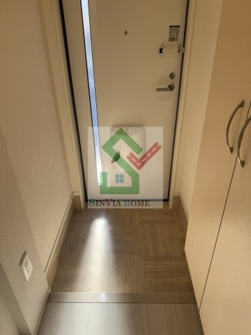 レヴメゾン神山弐番館の玄関