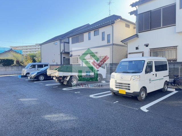 レヴメゾン神山弐番館の駐車場