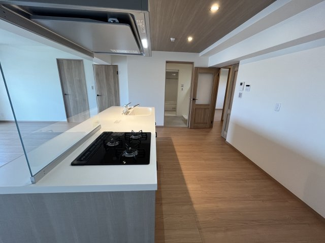 ホワイトパレス香住ヶ丘Aのキッチン|お子様と並んで料理をしても余裕のゆとりのキッチン☆