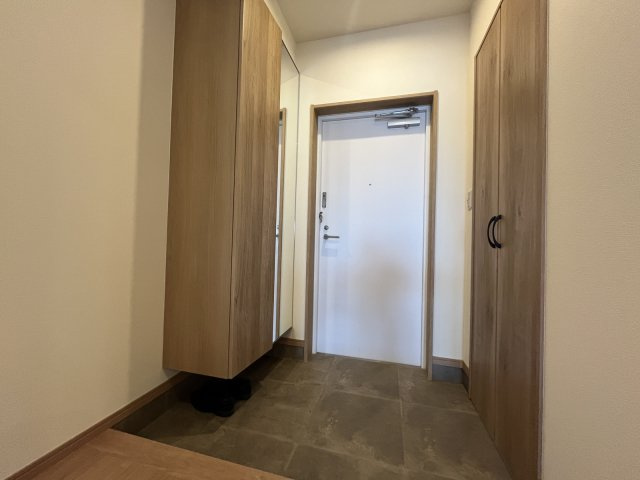 ホワイトパレス香住ヶ丘Aの玄関|スッキリとした玄関☆収納もあり収納場所には困りません☆
