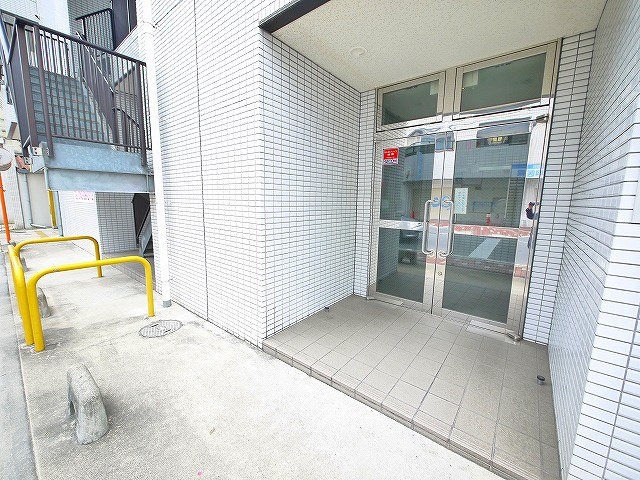 杉ヶ町北ビルのエントランス|オートロック付きで安心ですね。