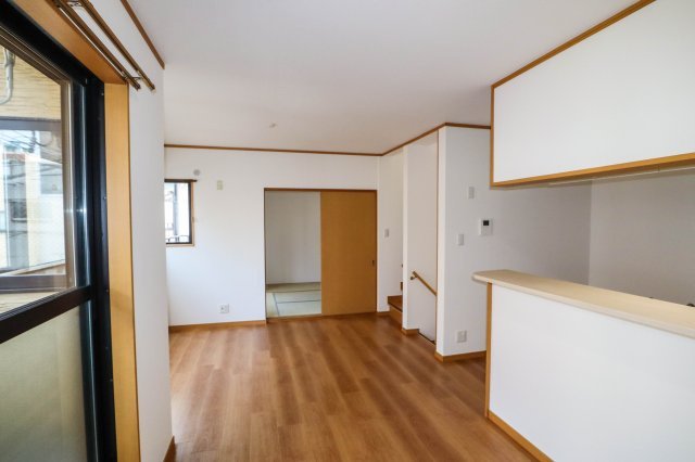 【居間・リビング】 | 東成区東今里１丁目　一戸建 | LDに面した使い勝手の良い和室があります♪