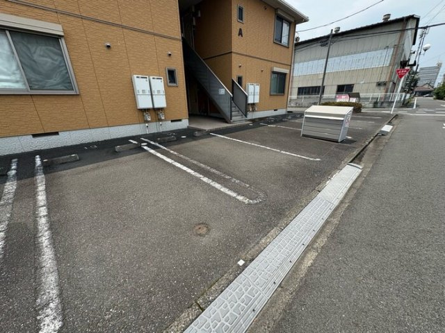メゾンブリッツの駐車場