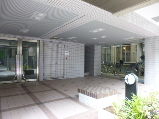 グリーンヒルズ王子本町のエントランス|スペースのあるエントランスです。