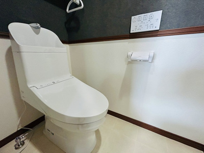 【トイレ】 | アンピール空港南 | 縦型トイレはお掃除などお手入れがしやすく常に清潔に保ちやすいですよ♪
