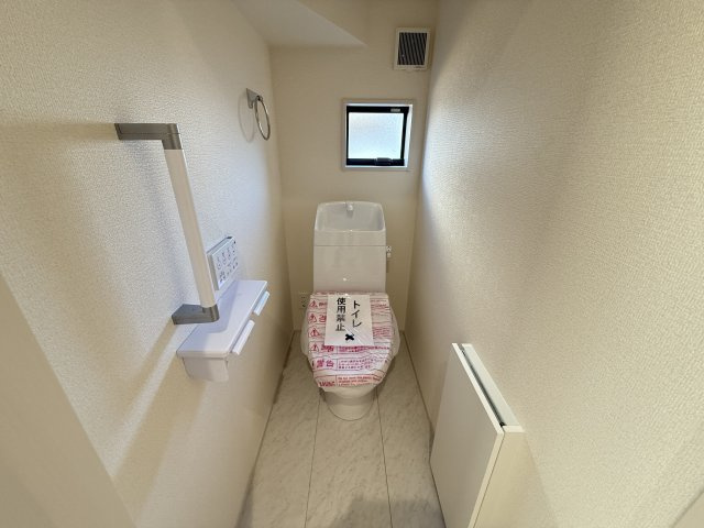 リーブルガーデンＳ前橋岩神第６　１号棟のトイレ|【イメージ画像】1階トイレです。清潔感のある白を基調としています。
温水洗浄・便座暖房機能の付いた快適なトイレです☆