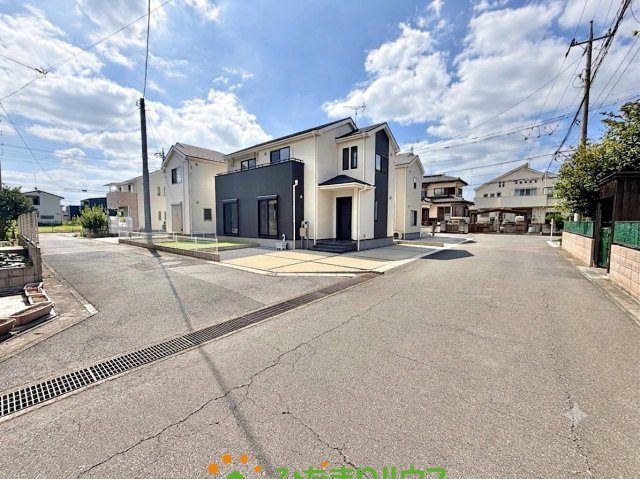 古河市駒羽根　中古一戸建ての前面道路含む現地写真