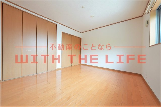 ブルウジュⅡ【キャッシュバック対象物件】の寝室|開放的な寝室です