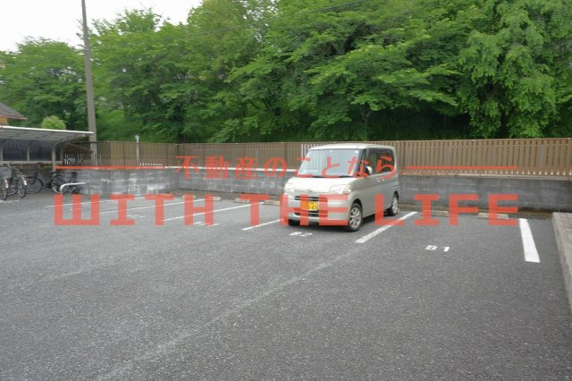 ブルウジュⅡ【キャッシュバック対象物件】の駐車場|カースペースがあります