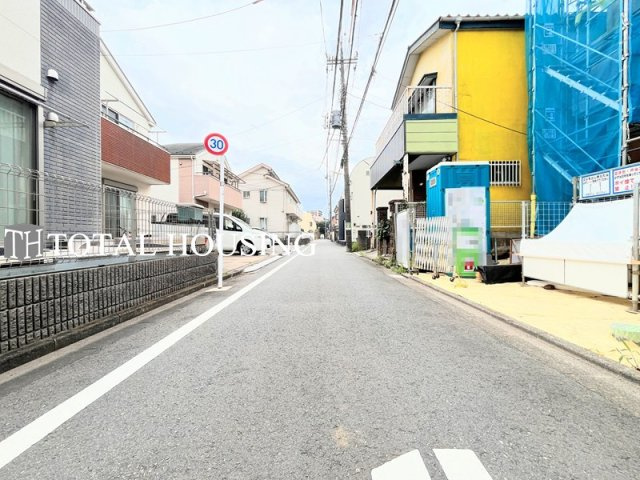 【前面道路含む現地写真】 | 調布市染地3丁目　新築分譲住宅　全1棟