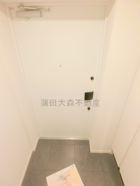 AXAS南蒲田AsylCourt（アクサスミナミカマタアジールコートの玄関|棚収納付の室内洗濯機置き場