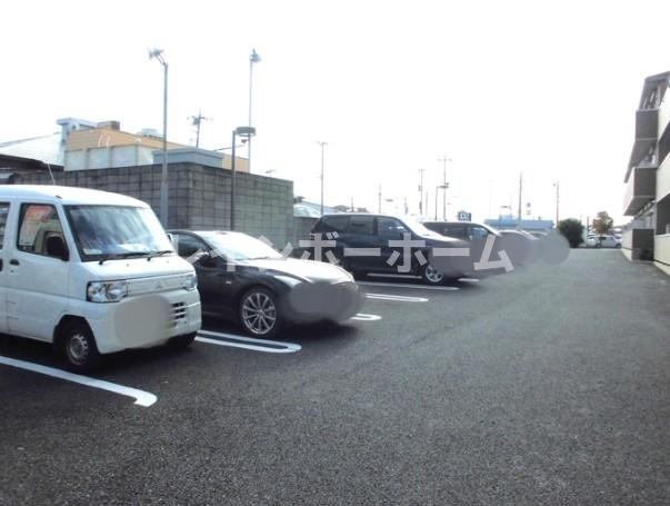 グレイス・フォレ　Ⅰの駐車場