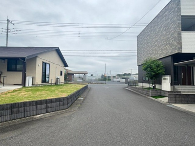 【前面道路含む現地写真】 | 小山市大字西黒田　駐車場4台　平屋　2LDK
