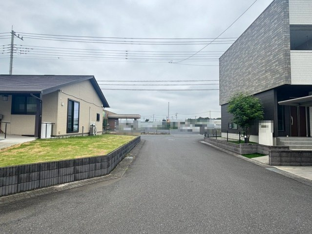 【前面道路含む現地写真】 | 小山市大字西黒田　駐車場4台　平屋　2LDK