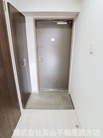 直方市大字下新入の賃貸マンションの玄関