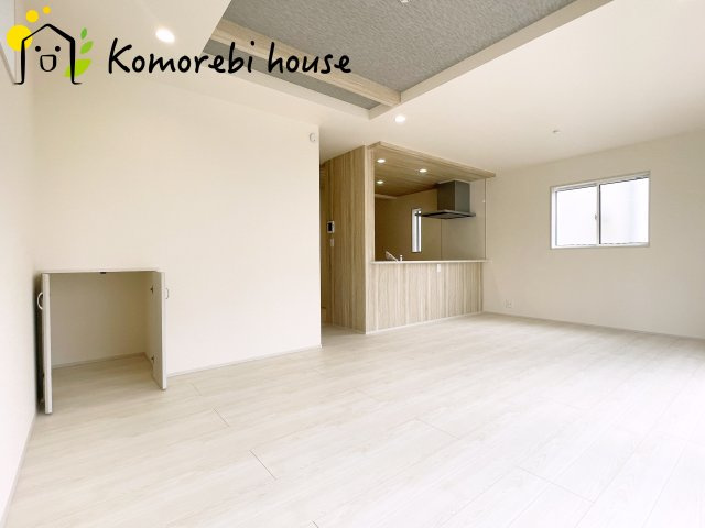 さいたま市見沼区大谷　新築一戸建て　ブルーミングガーデン　01の居間・リビング|使いやすいリビングです