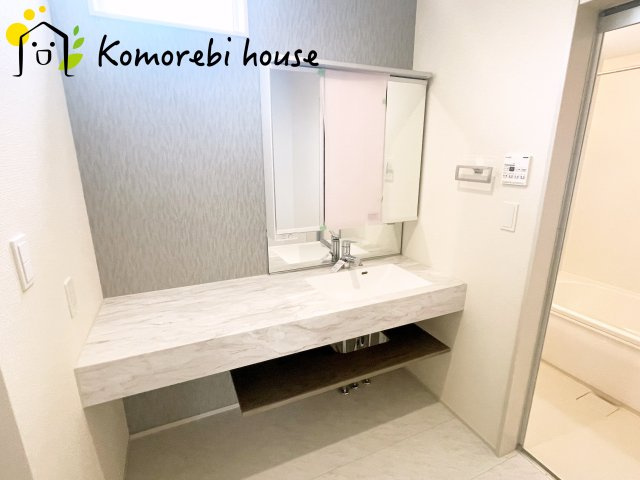 さいたま市見沼区大谷　新築一戸建て　ブルーミングガーデン　01の独立洗面台|朝の支度にも助かる、独立の洗髪洗面化粧台