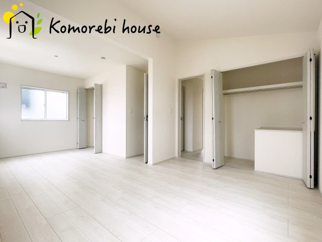 さいたま市見沼区大谷　新築一戸建て　ブルーミングガーデン　01の寝室|広くて明るい寝室