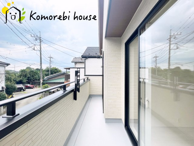 さいたま市見沼区大谷　新築一戸建て　ブルーミングガーデン　01のバルコニー|広々としたバルコニーです