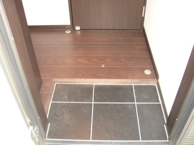 名古屋市中川区上流町１丁目のアパートの玄関