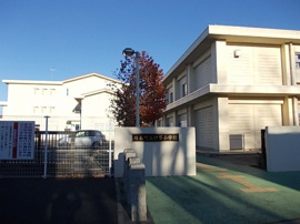 川島町立伊草小学校まで740m