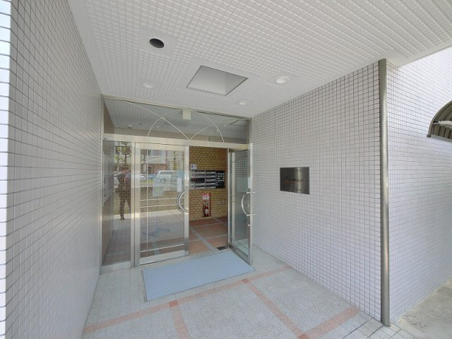 プルミエール新大宮のエントランス|落ち着いたエントランスです