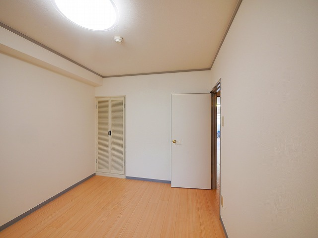プルミエール新大宮の洋室