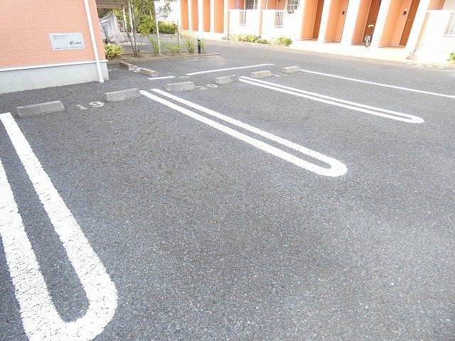 駐車場があるので、車を買う予定の方も安心です