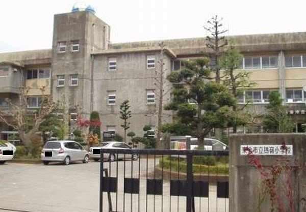 鴇嶺小学校まで700m