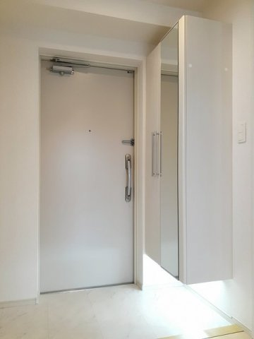 収納もある玄関です