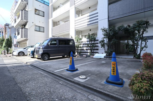 【駐車場】 | パティオエスペランサ | 車をお持ちの方に嬉しい駐車場付きの物件です