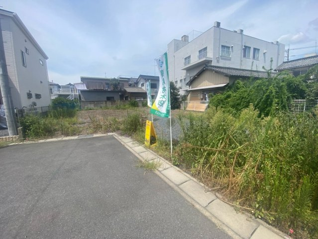 【前面道路含む現地写真】 | 【本庄市本庄第13期　現地外観】
※令和８年８月時点