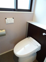 落ち着いた色調のトイレです