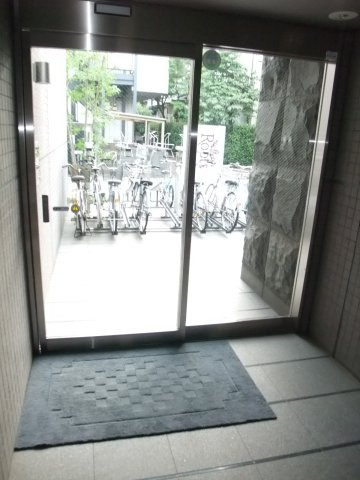 プライムアーバン烏山コートのその他共用部分|エントランス前に　無料の自転車駐輪場がございます