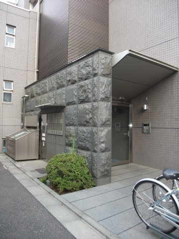 プライムアーバン烏山コートのエントランス|左手がゴミ置場です