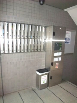 プライムアーバン烏山コートのロビー|1階集合ポスト　宅配ボックス完備